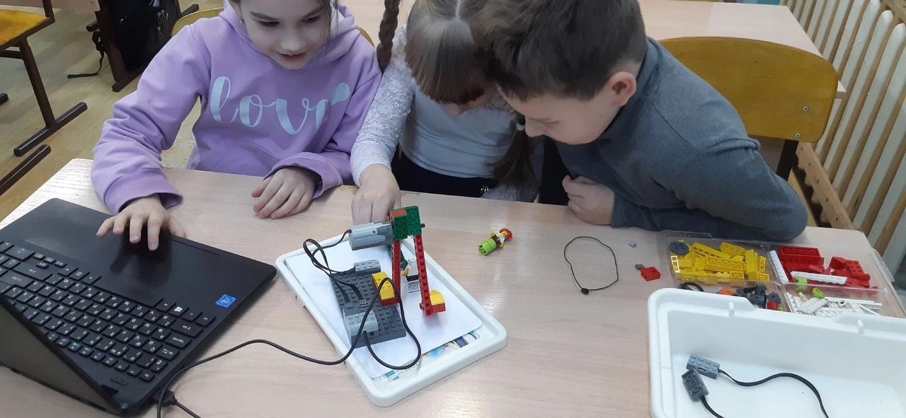 Объединение  Лего-конструирование. Дети конструируют модель нападающего и вратаря. 31 января 2023 год