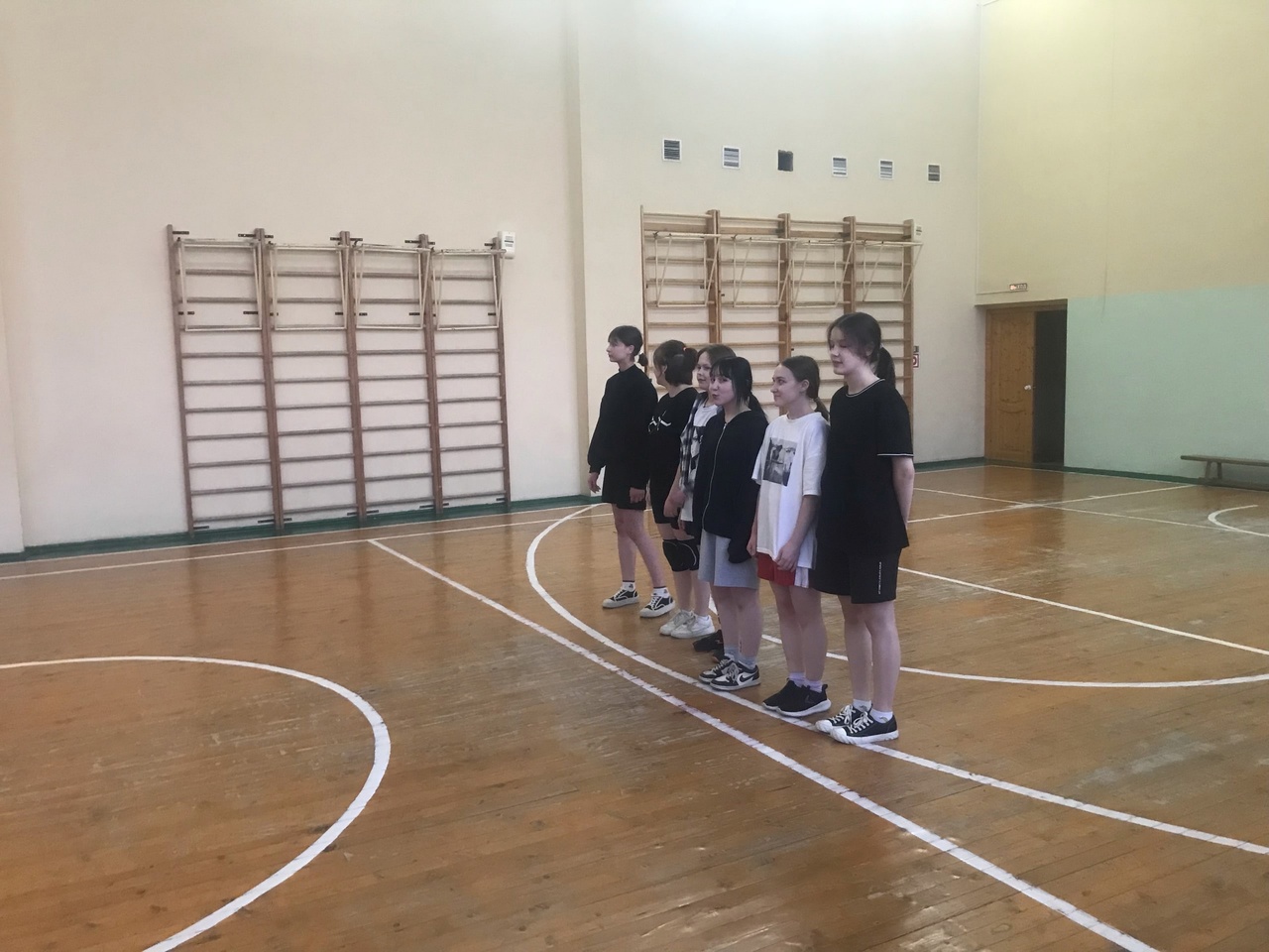Товарищеский матч по волейболу между командами девушек СОШ №2 и Лицей №1.