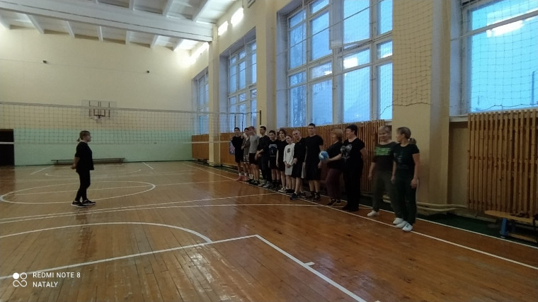 Товарищеский матч по волейболу между сборными командами учителей и учащихся школы.
