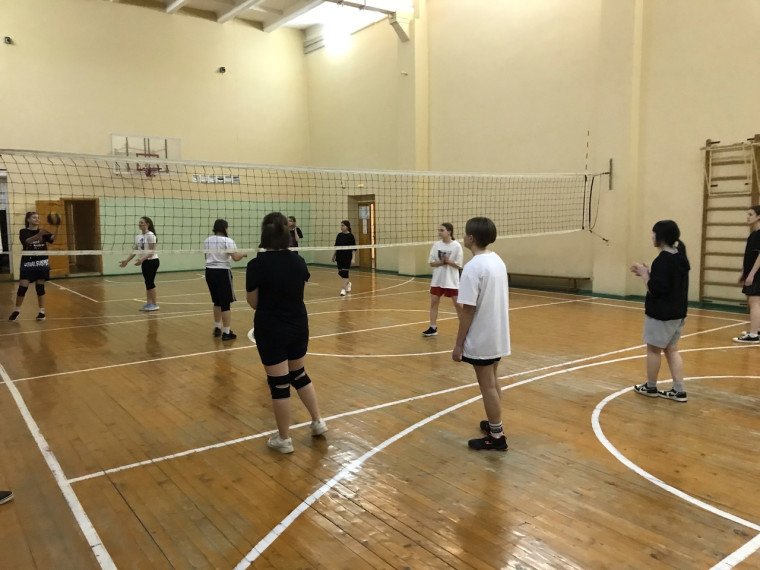 Товарищеский матч по волейболу между командами девушек СОШ №2 и Лицей №1.
